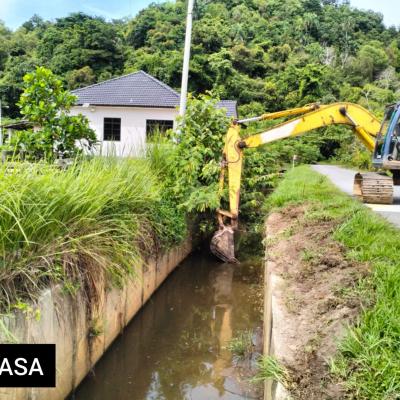 KERJA-KERJA PENYELENGGARAAN UNTUK MELANCARKAN ALIRAN AIR DI KAMPUNG CENDERING