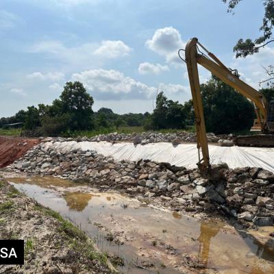 KERJA-KERJA PERBAIKIAN SALIRAN SERTA PENSTABILAN TEBING DI KAMPUNG TUALANG, MANIR