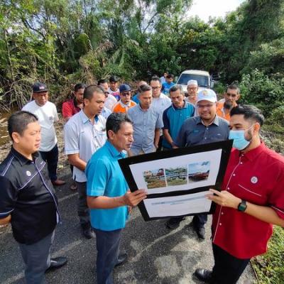 LAWATAN PEGAWAI DAERAH KE PENEMPATAN SEMENTARA PAM BERGERAK DAN LOKASI KEJADIAN HAKISAN TANAH