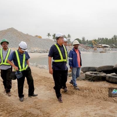 VISIT TO THE BEACH EROSION CONTROL PROJECT SITE AT KUALA NERUS BEACH