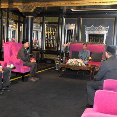 SULTAN TERENGGANU, KEBAWAH DULI YANG MAHA MULIA SULTAN MIZAN ZAINAL ABIDIN BERKENAN MENERIMA MENGHADAP PENGARAH JABATAN PENGAIRAN DAN SALIRAN, YBRS. IR. TS. OSMAN BIN ABDULLAH